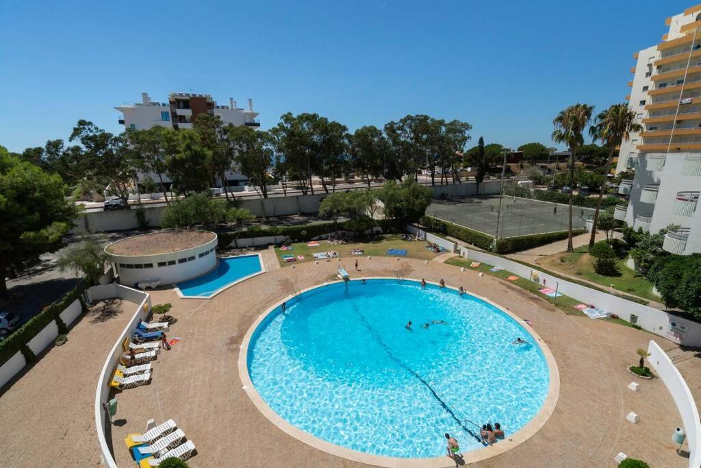 Apartamento em frente à praia com piscina e ténis Portimão Exterior foto